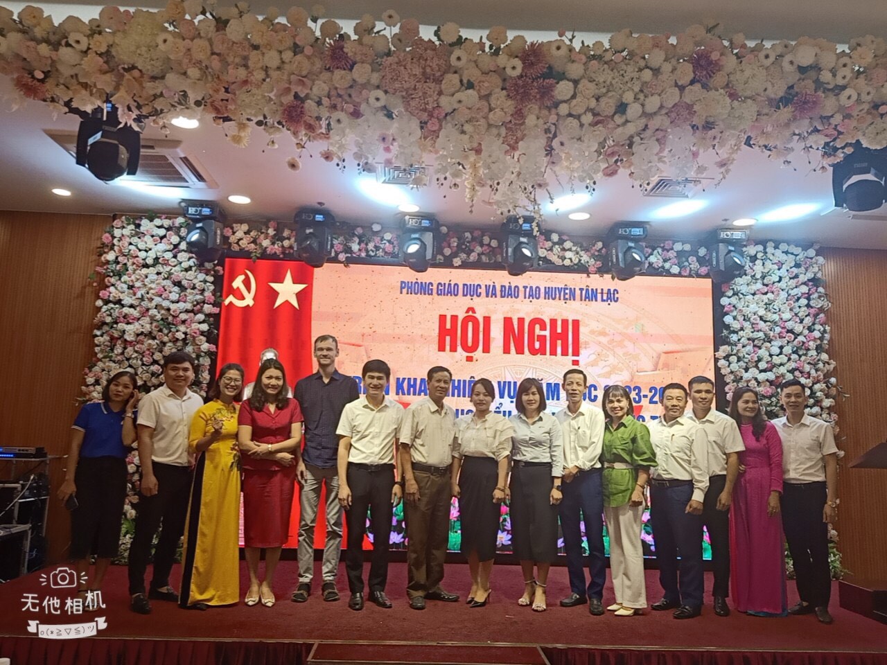 Giám đốc Lê Nhàn được chụp ảnh lưu niệm với Lãnh đạp Phòng giáo duc, và các hiệu trưởng các nhà trường trong Hội nghị triển khai nhiệm vụ năm học 2023 - 2024